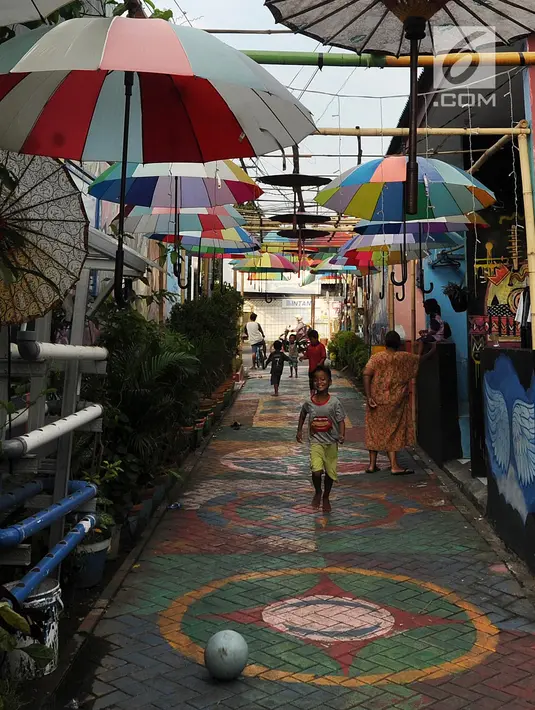 Suasana di Kampung Bekelir, Jalan Perintis Kemerdekaan, Kota Tangerang, Banten, Selasa (17/4). Jumlah mural/grafiti di kampung ini sekarang mencapai 1.121 gambar. (Merdeka.com/Arie Basuki)