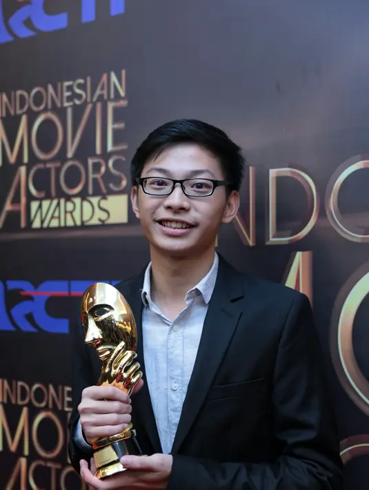 Beberapa ekspresi ditunjukkan oleh para pemenang Indonesian Movie Actors Awards 2016. Kevin Anggara dinobatkan menjadi Pendatang Baru Terfavorit lewat perannya dalam film Ngenest. (Adrian Putra/Bintang.com)