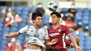 Pemain Vissel Kobe, Yoshinori Muto (kiri) berebut bola dengan pemain Jeonbuk Hyundai Motors, Park Jin-seob pada laga perempat final Liga Champions Asia di Saitama, 22 Agustus 2022. (AFP/Kazuhiro Nogi)