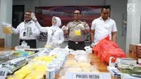 Kabid Humas Polda Metro Jaya Kombes Pol Argo Yuwono bersama Kepala Balai Besar BPOM DKI Jakarta Dewi Prawitasari menunjukkan barang bukti kasus peredaran obat dan bahan berbahaya di Polda Metro Jaya, Jakarta, Rabu (20/9). (Liputan6.com/Immanuel Antonius)