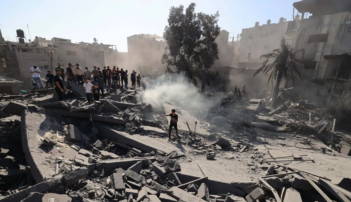 Para pejabat kesehatan di Gaza mengatakan bahwa ada puluhan orang menjadi korban pengeboman di wilayah selatan. (Mahmud HAMS/AFP)
