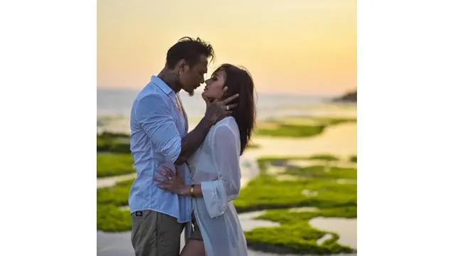 7 Potret Prewedding Jerinx SID dan Nora Alexandra, Mesra di Pantai