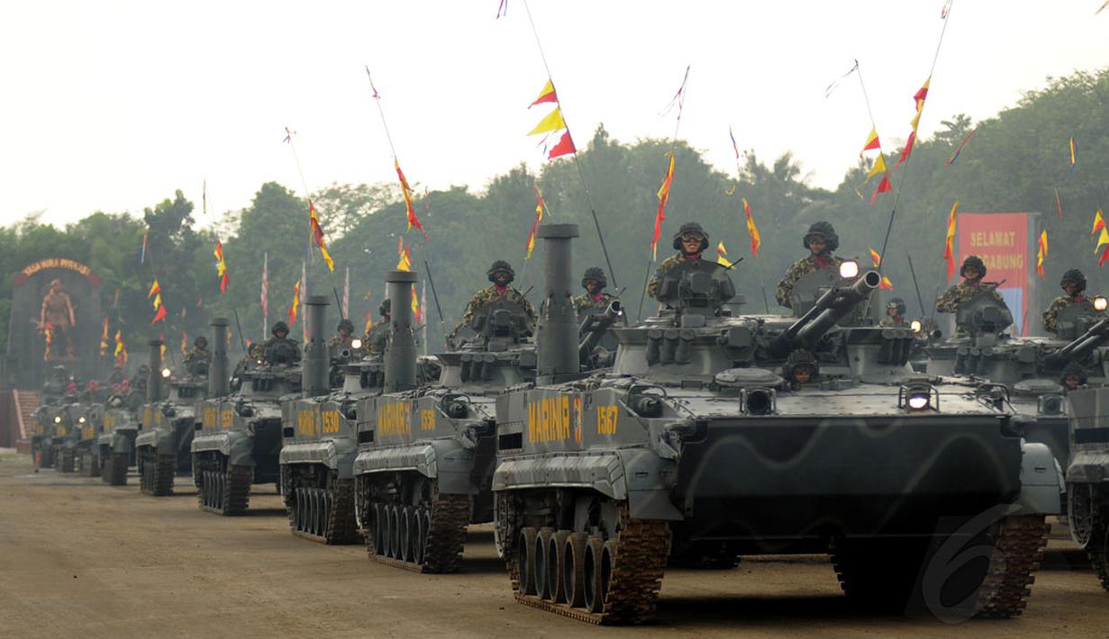 Defile tank amphibi memberikan penghormatan kepada Menhan Ryamizard Ryacudu yang diangkat menjadi warga kehormatan ke-34 di Lapangan Apel Kesatrian Marinir Cilandak, Jakarta, (9/12/2014). (Liputan6.com/Helmi Fithriansyah)