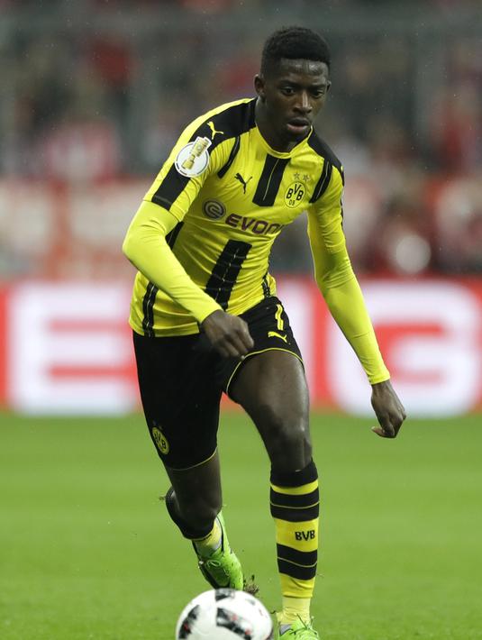 Pada 12 Mei 2016, Dembele menandatangani kontrak lima tahun dengan Borussia Dortmund dan Pada 14 agustus 2016, Dembele melakukan debutnya saat kalah 0-2 melawan Bayern Munchen. (AP/Matthias Schrader,file)