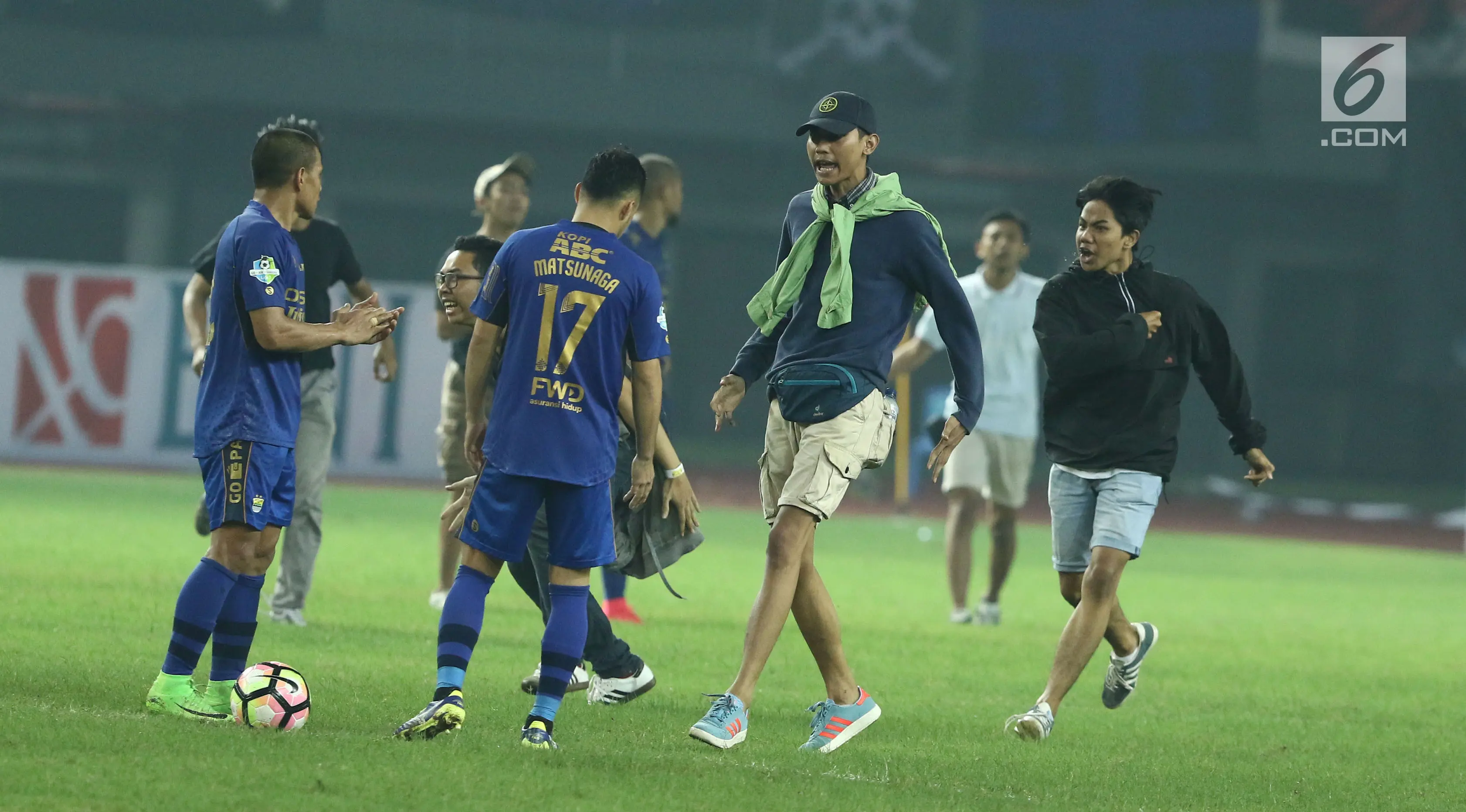Suporter tim Maung Bandung menghampiri pemain saat laga Bhayangkara FC melawan Persib di Stadion Patriot Candrabhaga, Bekasi, Minggu (4/6). Persib kalah 0-2 dari Bhayangkara FC. (Liputan6.com/Helmi Fithriansyah)