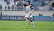 Selebrasi penyerang Persija Jakarta, Eksel Runtukahu usai mencetak gol ke gawang Arema FC dalam laga pekan ke-12 BRI Super League 2025/2026 di Stadion Kanjuruhan, Kabupaten Malang, Sabtu (8/11/2025) sore WIB. (Dok. Persija)