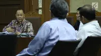 Mantan Kepala BPPN, Syafruddin Arsyad Temenggung (kiri) memberikan pernyataan saat menjalani sidang lanjutan di Pengadilan Tipikor, Jakarta, Senin (6/8). Sidang mendengar keterangan dua saksi ahli. (Liputan6.com/Helmi Fithriansyah)