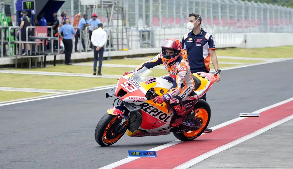 Pembalap Repsol Honda asal Spanyol Marc Marquez mengendarai sepeda motornya dari garasi saat sesi latihan bebas pertama di Pertamina Mandalika International Street Circuit, Mandalika, Lombok Tengah, Nusa Tenggara Barat, Jumat (18/3/2022). (AP Photo/Achmad Ibrahim)