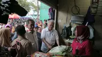 Mendagri Enggartiasto Lukita saat meninjau kondisi dan harga beras di salah satu Pasar Tradisional Cirebon. (Liputan6.com / Panji Prayitno)