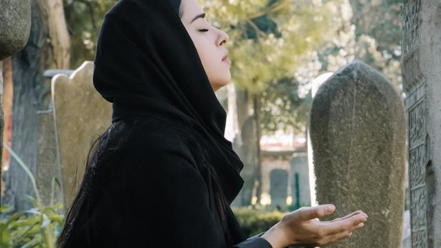 Ilustrasi bacaan doa ziarah kubur