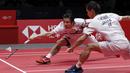 Pasangan ganda putra Jepang Hiroyuki Endo/Yuta Watanabe saat melawan Mohammad Ahsan/ Hendra Setiawan pada final BWF World Tour Finals 2019 di Tianhe Gymnasium, Guangzhou, China (15/12/2019). Ahsan/Hendra menang  24-22, 21-19.  (AP Photo/Andy Wong)