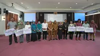 Pemprov Sulbar bersama Pemkab Mamuju Tengah menyerahkan KUR kepada petani pisang cavendish (Foto: Liputan6.com/Istimewa)