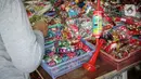 Pernak-pernik yang dijual di Pasar Asemka terdiri dari beragam jenis warna dan bentuk yang sesuai dengan semangat suka cita menyambut Natal. (Liputan6.com/Faizal Fanani)