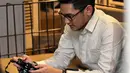 Afgan tampak melihat hasil foto-foto yang telah diambil oleh seorang wartawan. (Liputan6.com/Panji Diksana)