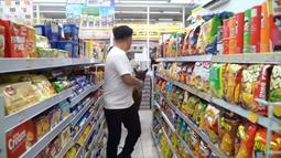 Irfan Hakim menuntun Poka menyusuri lorong-lorong makanan yang ada di dalam minimarket tersebut. (Foto: YouTube)