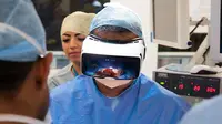 Seorang dokter bedah asal Inggris berhasil melaksanakan operasi kanker pertama dengan VR Headset. Seperti apa rasanya?