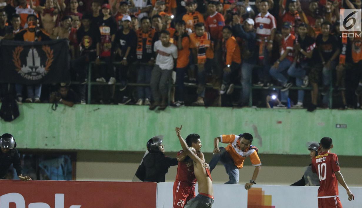 Suporter tim Macan Kemayoran melompat menghampiri pemain Persija, Bambang Pamungkas usai melawan PSMS di laga pertama semifinal Piala Presiden 2018 di Stadion Manahan, Solo, Jawa Tengah, Sabtu (10/2). (Liputan6.com/Helmi Fithriansyah)
