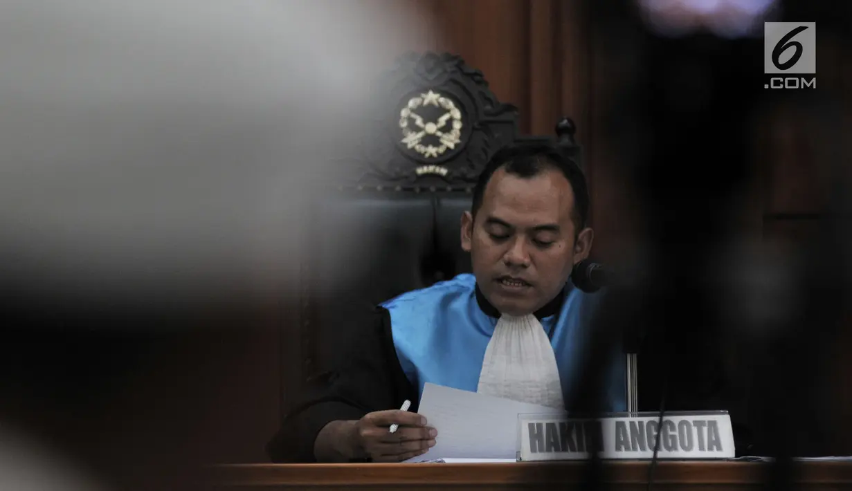 Majelis hakim membaca putusan sidang gugatan yang diajukan HTI di PTUN Jakarta, Senin (7/5). Dengan ditolaknya gugatan HTI maka SK Menkumham Nomor AHU-30.A.01.08 Tahun 2017 tentang pencabutan ormas HTI dinyatakan tetap berlaku. (Merdeka.com/Iqbal Nugroho)