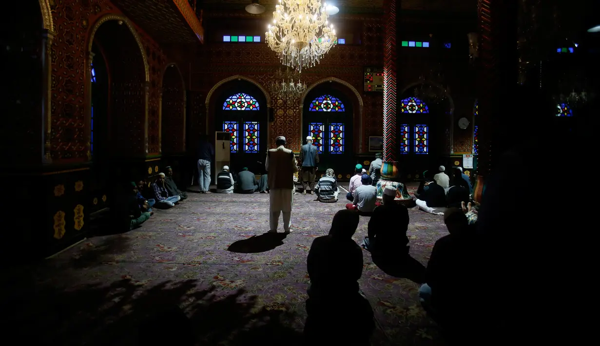 Muslim Kashmir melaksanakan salat selama bulan ramadan di sebuah tempat suci di Srinagar, Kashmir yang dikuasai India, 7 Mei 2019. Saat ini umat Islam di seluruh dunia sedang menjalankan ibadah di bulan Ramadan dengan menahan lapar, haus, dan hawa nafsu mulai fajar hingga senja. (AP/Mukhtar Khan)