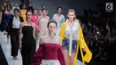 Sejumlah model mengenakan busana rancangan Paulina Katarina dalam ajang Jakarta Fashion Week 2018 di Senayan City, Jakarta, Kamis (26/10). (Liputan6.com/Faizal Fanani)