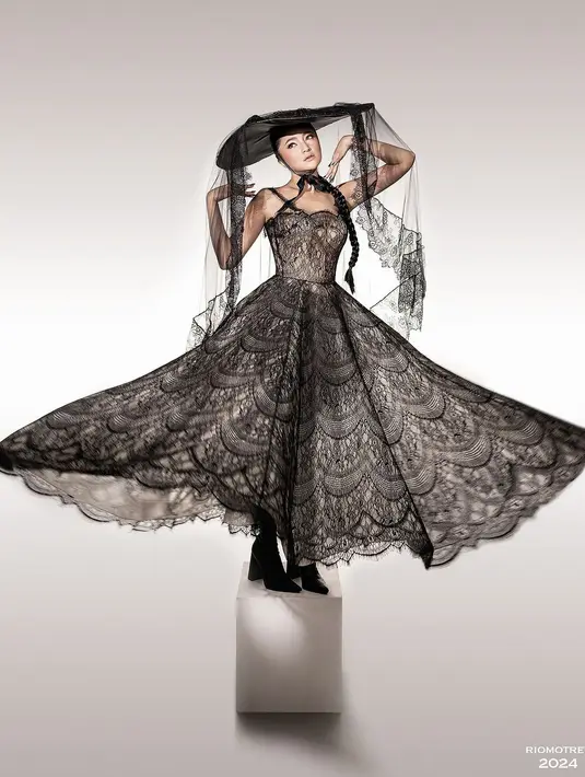 Dengan dress serba lace, Marshanda terlihat begitu mamukau.  [Foto: Instagram/ Rio Motret]