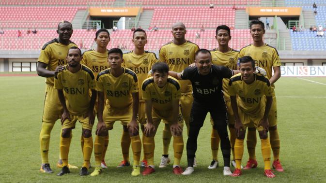 Para pemain Bhayangkara FC foto bersama sebelum melawan Timnas Indonesia U-22 pada laga uji coba di Stadion Patriot, Bekasi, Rabu (6/2). Keduanya bermain imbang 2-2. (Bola.com/Yoppy Renato)