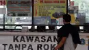 Calon penumpang melihat loket penjualan tiket bus AKAP di Terminal Kampung Rambutan, Jakarta, Kamis (22/4/2021). Satgas Penanganan Covid-19 mengeluarkan Adendum Surat Edaran Nomor 13 tahun 2021 tentang peniadaan mudik hari raya Idul Fitri 1442 H selama H-14 dan H+7. (Liputan6.com/Helmi Fithriansyah)