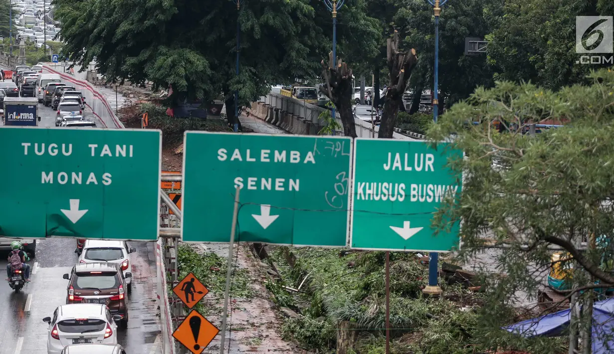Suasana pembangunan proyek kereta ringan LRT di Jalan HR Rasuna Said, Kuningan, Jakarta, Rabu (20/12). Proyek yang saat ini dalam proses pemasangan tiang tersebut ditargetkan selesai Desember 2018. (Liputan6.com/Faizal Fanani)