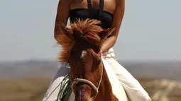 Saat liburan ke Sumba, Nusa Tenggara Timur Sarah Tumiwa juga melakukan pemotretan dengan menunggangi kuda. Dengan latar pemandangan indah, hasil pemotretannya pun tampak begitu memukau. (Liputan6.com/IG/@sarahtumiwa)