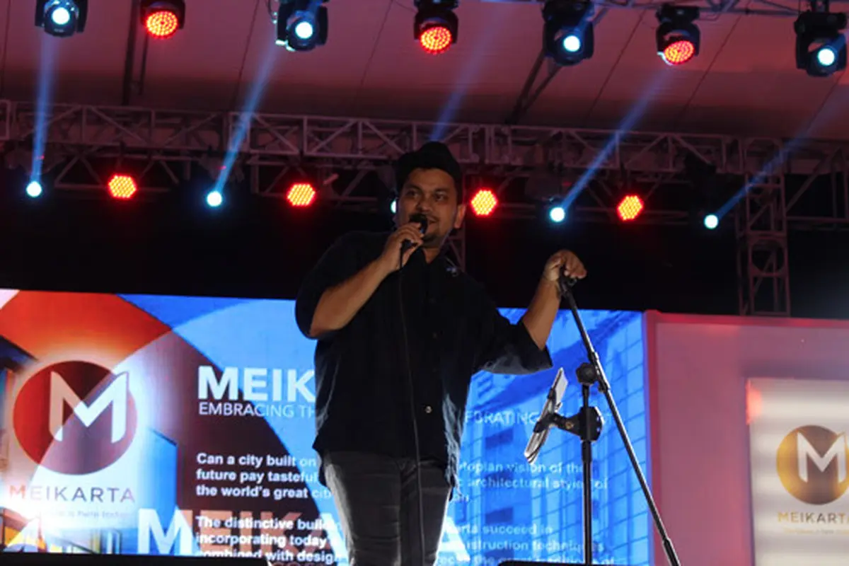 Lagu Hits Tompi Hibur Penonton Meikarta Music Festival
