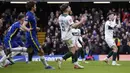 Namun eksekusi yang diambil Ryan Hardie (kanan) sendiri dan diarahkan ke pojok kiri gawang mampu ditangkap dengan sempurna oleh Kepa Arrizabalaga. (AP/Matt Dunham)