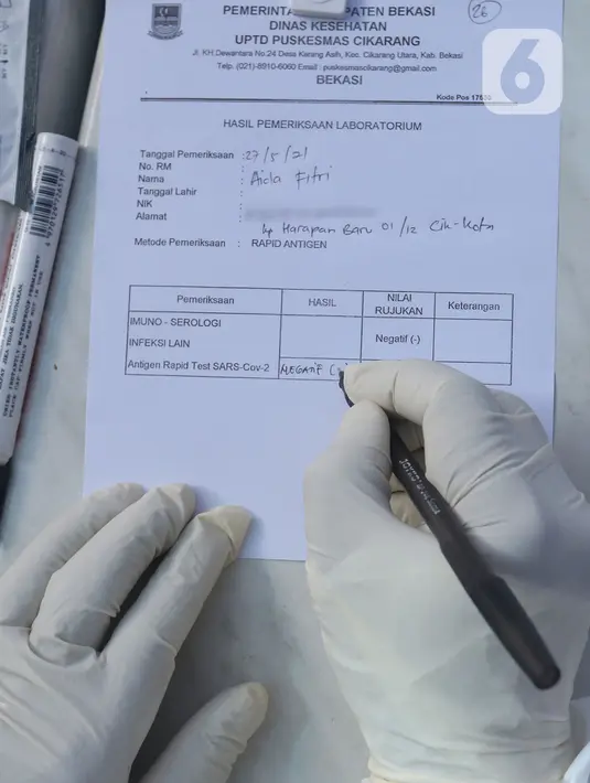 Petugas menuliskan surat keterangan hasil tes usap antigen di pusat perbelanjaan kawasan Cikarang, Kabupaten Bekasi, Kamis (27/05/2021). Pasca libur lebaran, Forkopimda Kabupaten Bekasi melakukan swab tes antigen kepada 202 pedagang guna mencegah penyebaran COVID-19. (Liputan6.com/Herman Zakharia)