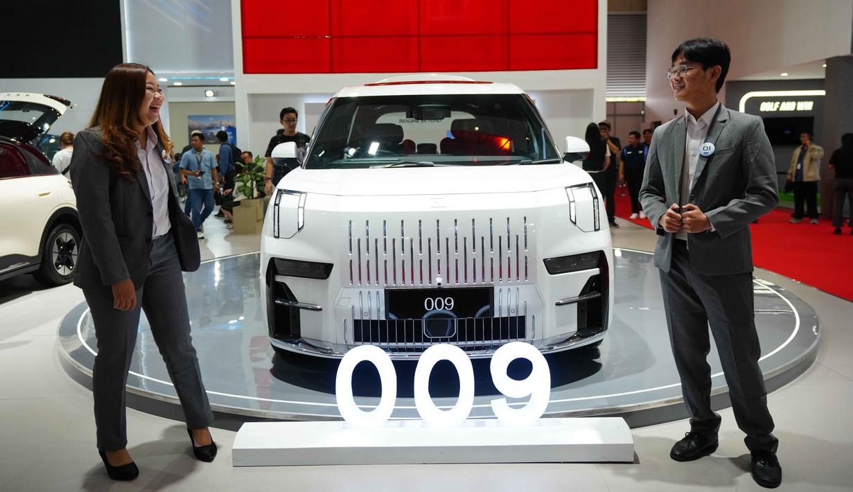 Dari merek Jepang ada Suzuki dengan model e Vitara, sementara merek Inggris, MG, memperkenalkan MGS5 EV. Tampak dalam foto, para staf berdiri di dekat stan Zeekr selama Pameran Otomotif Internasional Indonesia di Jakarta, Sabtu 7 Februari 2026. (AP Photo/Tatan Syuflana)