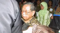 Jokowi menicum tangan mantan Presiden KH Abdurahman Wahid (Dok Blontank Poer)