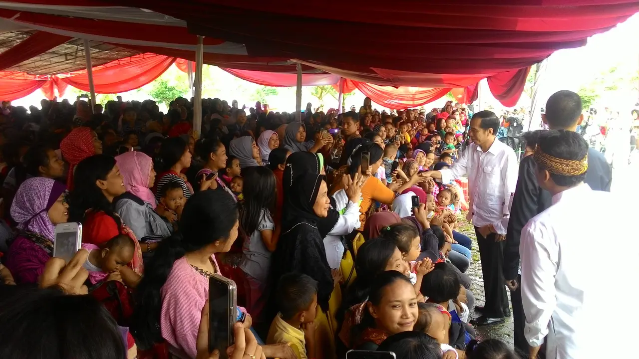 Presiden Jokowi Bagi-bagi Makanan