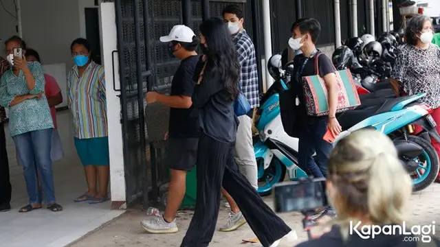 7 Potret Suasana Rumah Duka Laura Anna, Keluarga dan Rekan Artis Tahan Tangis