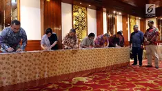 Ketua KPU Arief Budiman bersama Komisioner KPU Hasyim Asy'ari menyaksikan penandatanganan pakta integritas para panelis debat kedua capres Pemilu 2019, di Jakarta, Sabtu (9/2). (Liputan6.com/Johan Tallo)