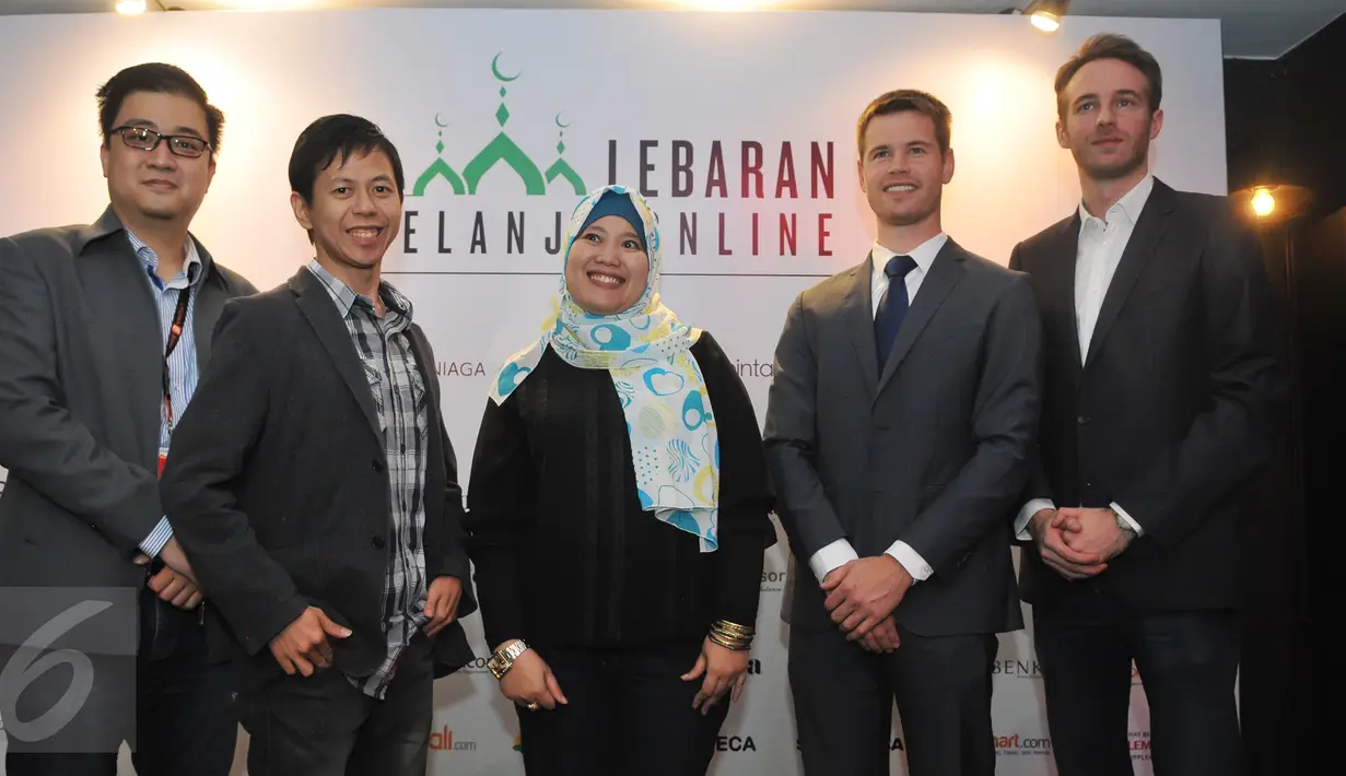Para praktisi online berpose bersama saat menghadiri acara di acara Lebaran Belanja Online, Jakarta, Selasa (23/6/2015). Kampanye ini untuk meningkatkan ketertarikan konsumen berbelanja online. (Liputan6.com/Herman Zakharia) 