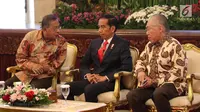 Presiden Joko Widodo berbincang dengan Menteri Perekoniman, Darmin Nastion dan Mendag Enggartiasto Lukita saat rapat kerja Kementerian Perdagangan (Kemendag) 2018 di Istana Negara, Jakarta, Rabu (31/1). (Liputan6.com/Angga Yuniar)