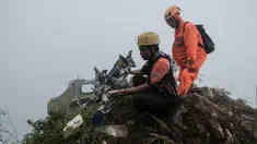 Personel tim pencarian dan penyelamatan melihat puing-puing pesawat turboprop Indonesia Air Transport berjenis ATR 42-500 di Gunung Bulusaraung, Sulawesi Selatan pada Minggu 18 Januari 2026. Tim gabungan terus mengoptimalkan operasi pencarian dan penyelamatan korban kecelakaan pesawat turboprop Indonesia Air Transport berjenis ATR 42-500 di Gunung Bulusaraung, Sulawesi Selatan. (Muchtamir Zaide/AFP)