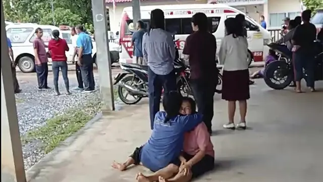 Orang tua bersedih di lokasi penembakan massal dan penikaman, tempat penitipan anak di timur laut Thailand. (AP)