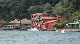 Pemandangan di sekitar gedung bersejarah yang rusak akibat kecelakaan kapal tanker di pantai Bosphorus, Istanbul, Turki (7/4). Gedung Hekimbasi Salih Efendi itu rusak berat usai ditabrak kapal tanker. (AFP Photo/Gurcan Ozturk)