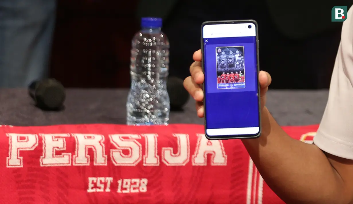 Pemain Persija Jakarta, memperlihatkan NFT Persija Jakarta saat konferensi pers Persija X Virtualness di Persija Store, Plaza Festival, Kuningan, Jakarta, Kamis (27/07/2023). (Bola.com/Bagaskara Lazuardi)