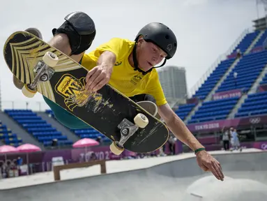 Kieran Woolley membuka aksinya dengan berlari sempurna dan melakukan trik grind and slide pada Olimpiade Tokyo di Ariake Park Skateboarding. (Foto: AP/Ben Curtis)