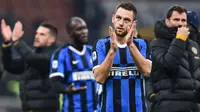 Bek Inter Milan, Stefan de Vrij, menyapa suporter usai melawan AS Roma pada laga Serie A Italia di Stadion San Siro, Milan, Jumat (6/12). Kedua klub bermain imbang 0-0. (AFP/Miguel Medina)