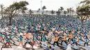 Ratusan orang mengambil bagian dalam sesi yoga untuk memperingati Hari Yoga Internasional yang jatuh pada 21 Juni di North Beach, Durban, Afrika Selatan, Minggu (17/6). (AFP PHOTO/RAJESH JANTILAL)