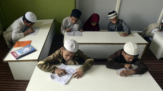 FOTO: Belajar Membaca Alquran Selama Bulan Suci Ramadhan di India