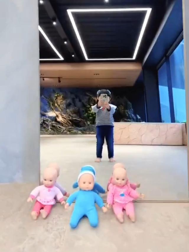 Momen Kelakuan Menggemaskan Ameena saat Pinjam Ponsel sang Ayah, Ternyata Dipakai untuk Foto ‘Baby’