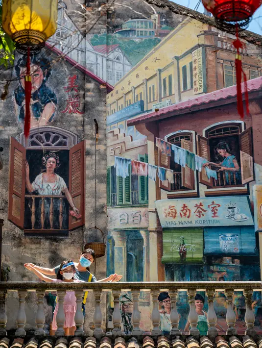 Sejumlah orang mengunjungi Kwai Chai Hong di Kuala Lumpur, Malaysia, 8 Agustus 2020. Kuala Lumpur merupakan Ibu Kota sekaligus kota terbesar di Malaysia. (Xinhua/Zhu Wei)