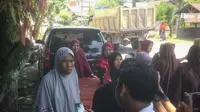 Warga Desa Suat Puntong, Kecamatan Kuala Pesisir, Nagan Raya, mengadang truk pengangkut batu bara PT Bara Energi Lestari (BEL) menuju PLTU Nagan Raya. (Liputan6.com/ Rino Abonita)